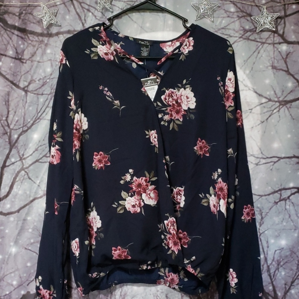 Brand new Blouse in Navy floral